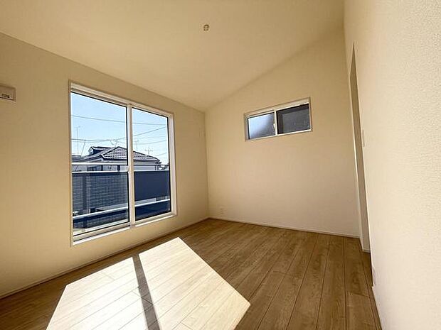 南向きであたたかな陽射しがたっぷり差し込む洋室!毎朝気持ち良く起きられそうですね。