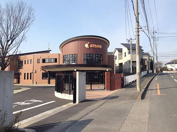 愛宕幼稚園 開園50年を超える歴史ある幼稚園です。土曜日や長期休暇中にも預かり保育を実施しています。充実した課外教室もあり。（250m）