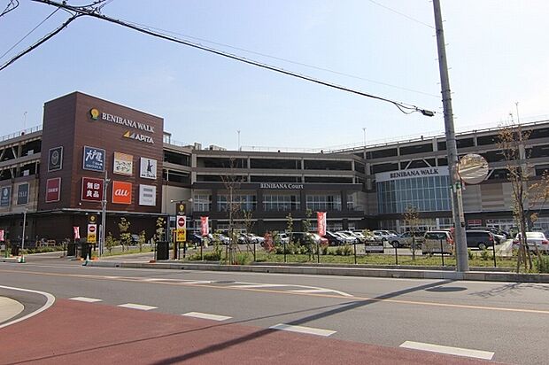 ベニバナウォーク 営業時間：モール10時～21時/アピタ9時～21時/レストラン11時～22時（店舗によって異なります）。アピタと80の専門店が入る桶川市の大型商業施設。