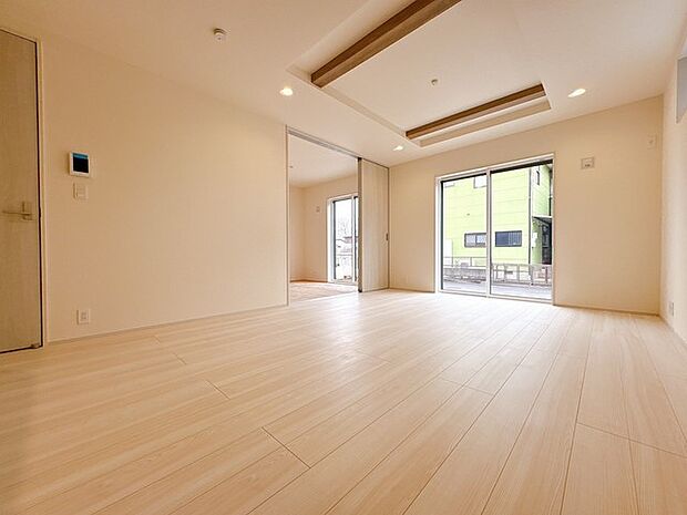 お部屋の奥行が生まれる、折上天井！天井の一部が高くなっているので、開放感のあるリビングに！