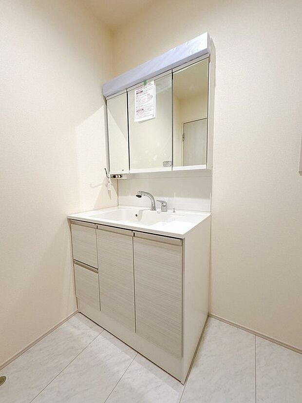 暮らしを快適に変えるシャワー付洗面化粧台!朝の身支度もスピーディに