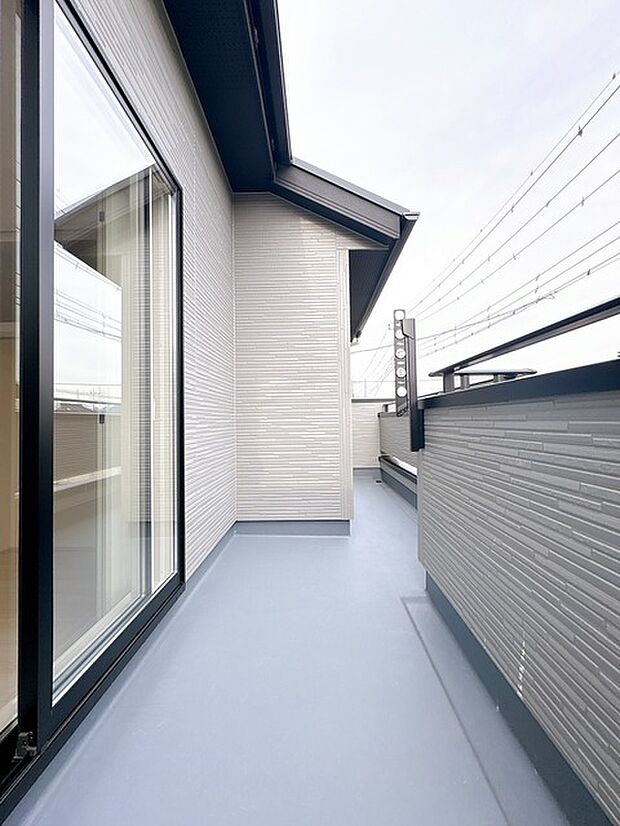 南向きのバルコニーは日当たりも良く、洗濯物も気持ち良く干せそうです。