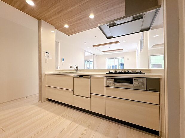 料理も楽しくなる明るいキッチンです