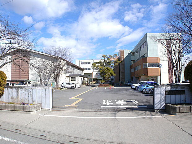 宮内中学校 北本市で4番目に設置された中学校です。昭和57年4月に北本市立東中学校から分離・独立しました。改修や耐震補強工事がなされているので安心。給食は自前の給食室で調理されたものを食べられます。