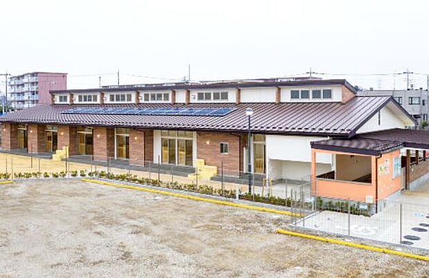 保育園ナチュラル上尾本町園 基本保育時間…7:30〜18:30/延長保育19:30まで。日・祝日・年末年始等は休園日です。0歳〜5歳児の6クラス。2021年6月開園の綺麗な建物です。