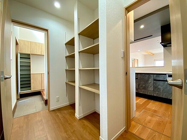 キッチン隣には約2帖分のパントリースペース(施工例) 洗面所とキッチンに隣接。たっぷり収納できます。