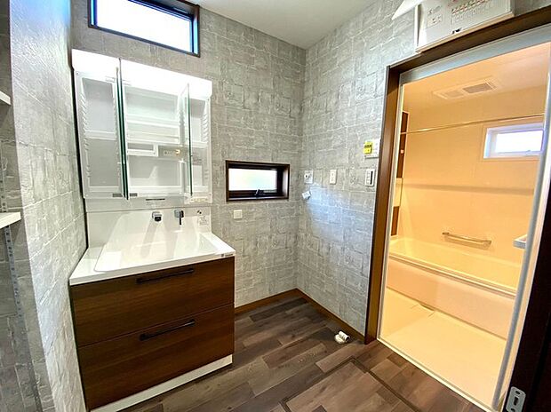 洗面化粧台 ハウステック「ココッシュ」(施工例) 三面鏡ウラ&下部スライドのたっぷり収納力♪