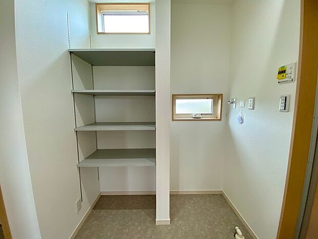 脱衣室にはリネン庫(施工例) 可動棚でお好きな高さに棚板を調節できます。