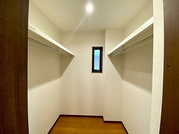 主寝室にはウォークインクローゼット(施工例) 扉付きのWIC。衣更えもラクラクです。