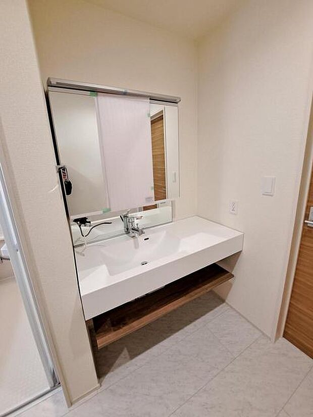 暮らしを快適に変えるシャワー付洗面化粧台!朝の身支度もスピーディに