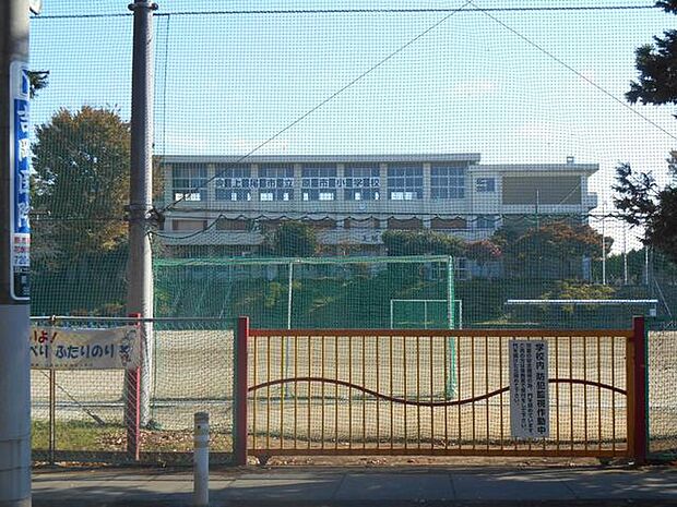 原市小学校 創立150年を迎えた歴史ある小学校です。「輝く笑顔 あふれるパワー」を学校経営の基本方針に掲げ、豊かな心と体の育成に力を入れています。(940m)