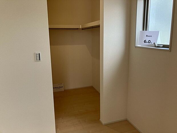 季節物の衣類もスッキリ収納できるウォークインクローゼット