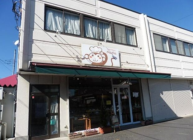 ケーキハウスナナ サルのマークの洋菓子店。 小さいお子さんから年配の方まで、気軽に入れる親しみやすいお店。 生ケーキ25種類、ホールケーキ8種類、焼菓子30種類程度とりそろえている。（820m）