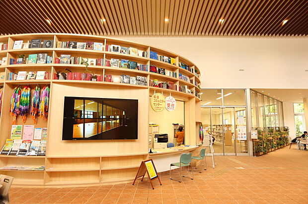 スマイルピアザ坂田(フレスポ内 図書館) 館内には、グループ学習室や児童が本と出会う場所として靴を脱いでリラックスして本に親しめるスペース有。開館時間:平日・土日とも