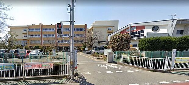 西小学校 昭和48年4月に開校。コミュニティスクールです。また台風等の臨時休校の際にはオンラインに切替えて授業を行うなどの柔軟な対応もしています。(400m)