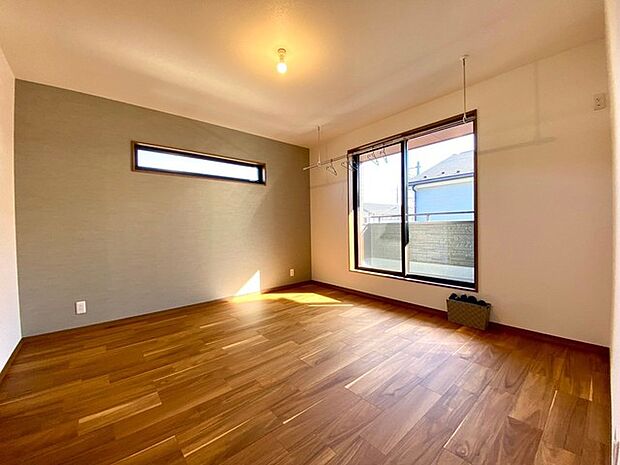 2階主寝室8帖。 アクセントクロスを施し落ち着いたお部屋の雰囲気に。(施工例)