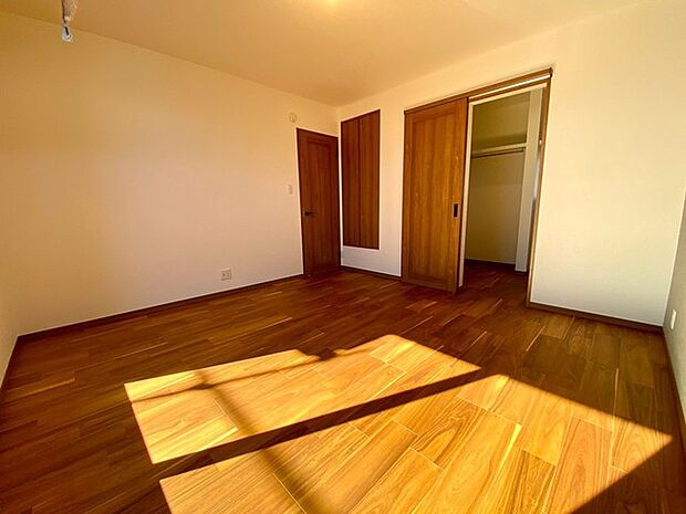 2階主寝室 収納があるので室内に収納棚いらず♪お部屋を広く使えます。(施工例)