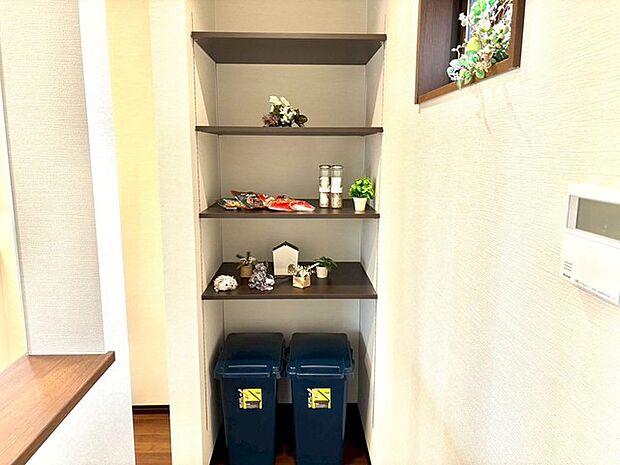 キッチン背面にはパントリー(施工例) 可動棚のパントリーを標準装備。常温品や小型調理家電の保管に便利です♪