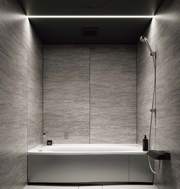 浴室天井はブラック×ライン照明でシックに(メーカーイメージ) 上質なリラックスタイムを演出します。