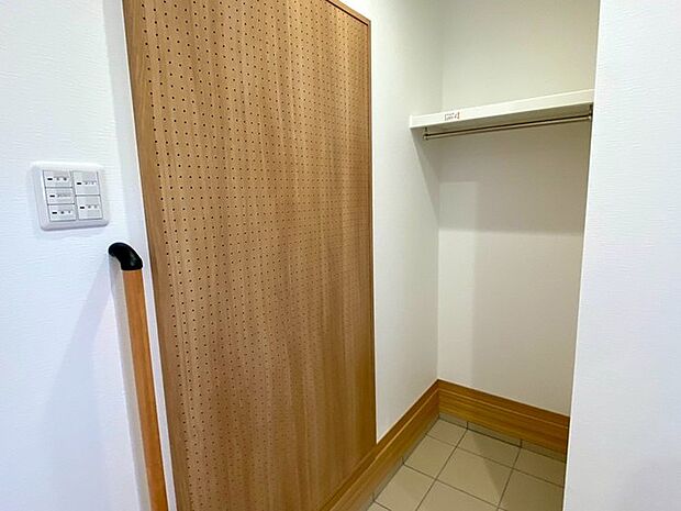 玄関には土間収納＆有孔ボード（施工例） 外で使用したものをそのまましまえます。雨に濡れた服等も吊るして乾かせるハンガーパイプあり♪インテリアの一部としても使える有孔ボード付き。