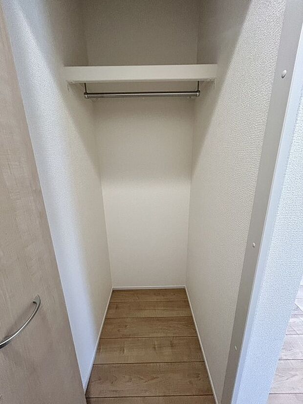 ホール収納は掃除用品等の収納にも便利です♪