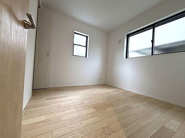 1階には4.5帖のサービスルーム。収納としても趣味やテレワークの部屋としても多様に使えます