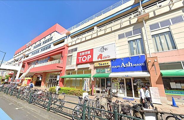 生鮮市場TOP（PAPA内） 「北上尾」駅から歩いて数分の場所にある大型ショッピングセンター。食品スーパーマーケットや雑貨店、アミューズメントショップなど中小専門店がバラエティ豊かに入っている。