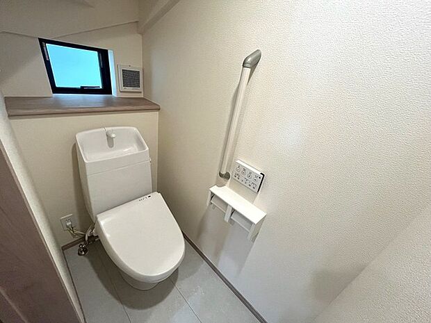 トイレには安心の手すり付き