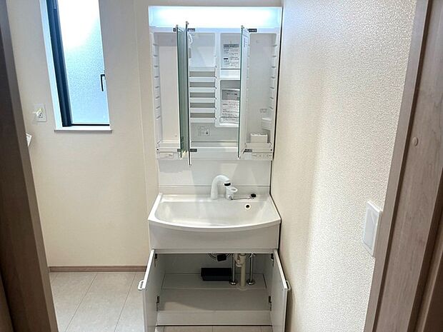 三面鏡の洗面化粧台。使いやすいワイドな洗面ボウル