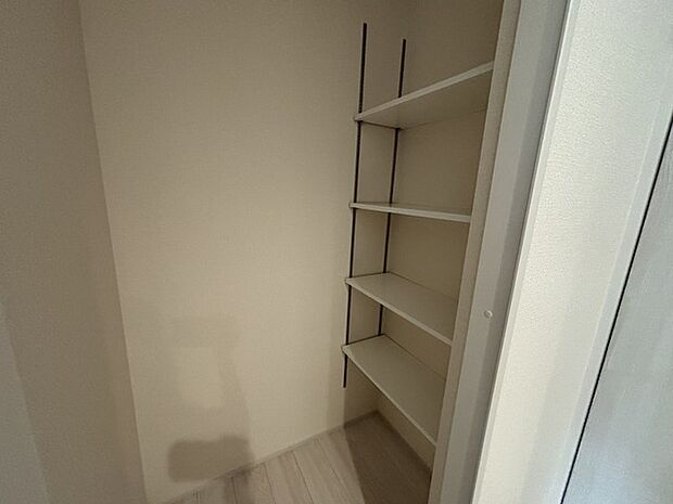 今人気のパントリー付です！食料品や調味料、調理器具など、キッチン回りの収納に大活躍です！