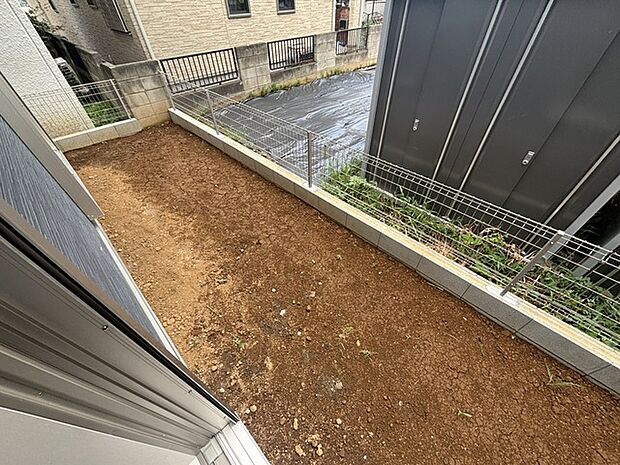 リビングの窓を開けると南庭スペースが！家庭菜園もできそうです