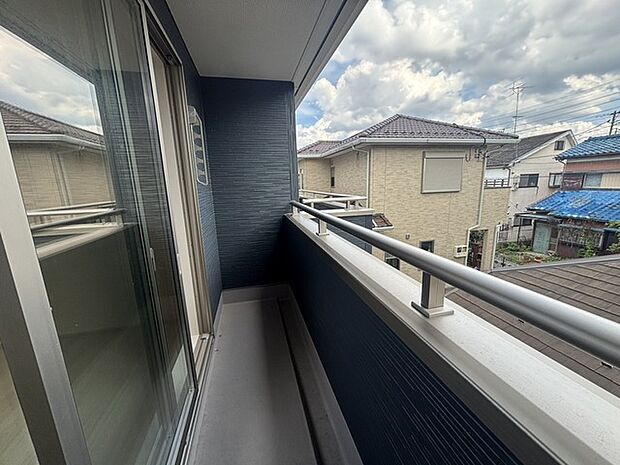 南向きのバルコニーは日当たりも良く、洗濯物も気持ち良く干せそうです。
