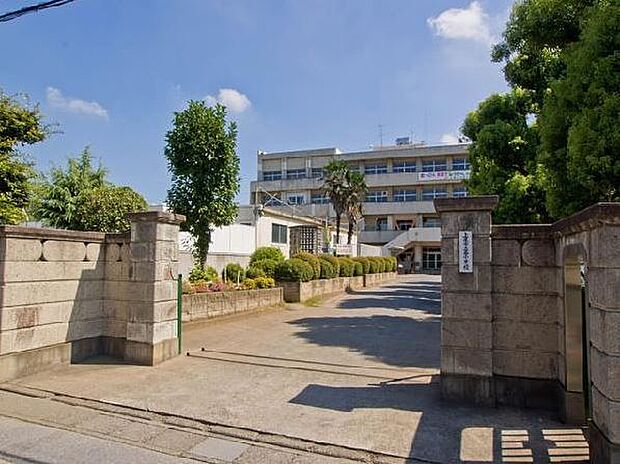 上尾市立西小学校(890m)