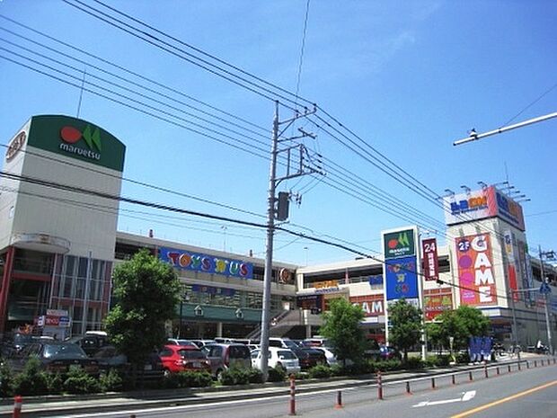 マメトラショッピングパーク スーパー「マルサン」や100円均一ショップなどが入るショッピングパーク(1140m)