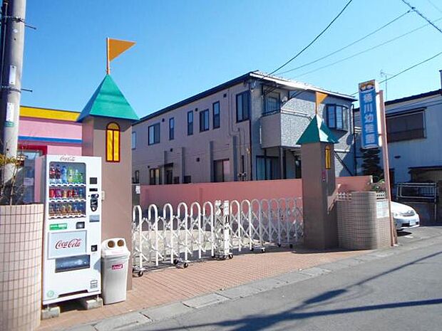 おけがわ幼稚園 園庭には四季折々の美しい花を咲かせる樹木や草花がたくさんあります。春のご入園には大桜が満開のお出迎え。保育室全室空調完備・給食調理室・夏期プール・通園バス・