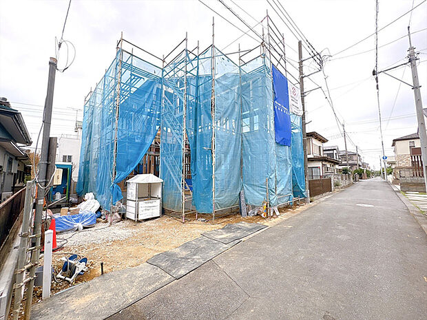 まだブルーシートが被っていますが、今なら家の骨組みや、構造をご覧いただけます。危険ですので、必ずご予約ください。当社担当がご案内させていただきます!