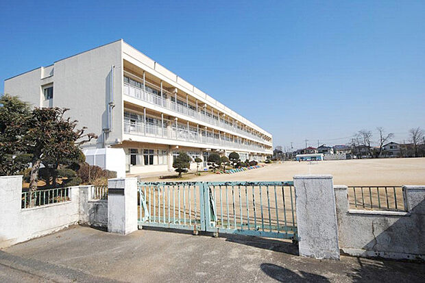 西小学校 縄文時代中期の高井遺跡の上に建つ1968年開校の小学校です。学校教育目標は「かしこく ゆたかに たくましく」。「子供 保護者 地域から信頼される学校づくり」を目指しています。(330m)