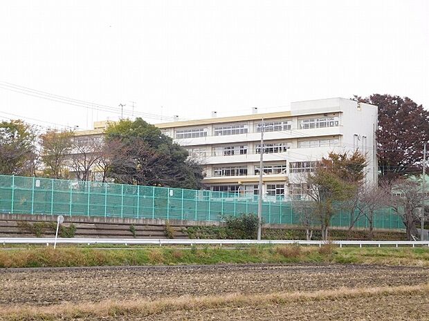 西中学校 1975年開校の公立校。「県下に誇れる桶川西中」を掲げ、地域からも信頼される学校づくりを目指しています。教育の場にふさわしい綺麗な環境づくりにも注力しています。(1500m)