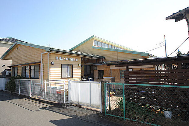 たんぽぽ保育園 園舎は、子どもの体に優しい檜(ヒノキ)造りです。子ども達は1年中裸足で広い檜の床のホールでの雑巾がけやリズム運動を日課とし、よく遊べます。(800m)
