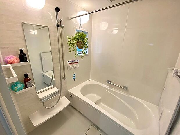 浴室　RELAXIA ‐リラクシア‐ タカラスタンダード 浴槽裏・壁面・天井にたっぷりの保温材を標準装備！温まりやすく冷めにくいので、冬場の入浴も快適です。浴室パネルはホーロー素材！ 