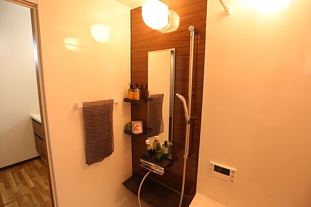 浴室の壁はホーローパネル。 カビに強くお手入れも簡単。さらにマグネットがくっつくので磁石の小物入れ棚なども取り付けることができます。