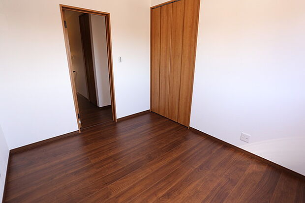 プライベートな空間に丁度よい広さ。（2階洋室5.3帖） 全居室収納有・2面採光で過ごしやすいお部屋に。  