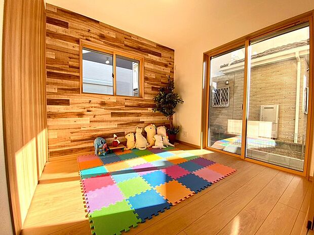 全居室収納付！（1F洋室4．5帖） 部屋を全面有効活用！ひろびろとしたスペースを保てます♪ クローゼットの扉はドアと同じ明るい木のカラーでお部屋にまとまりを。