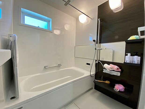 浴室　RELAXIA ‐リラクシア‐ タカラスタンダード 浴槽裏・壁面・天井にたっぷりの保温材を標準装備！ 温まりやすく冷めにくいので、冬場の入浴も快適です。 