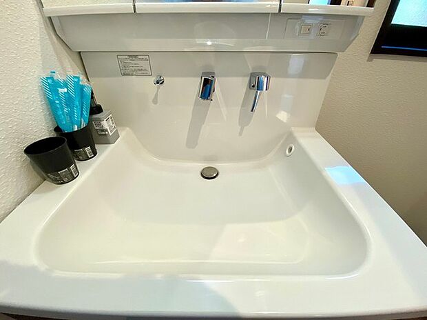ハイバックカウンターの洗面。 水栓周りに水が溜まらない仕様なので汚れにくく お掃除も簡単。