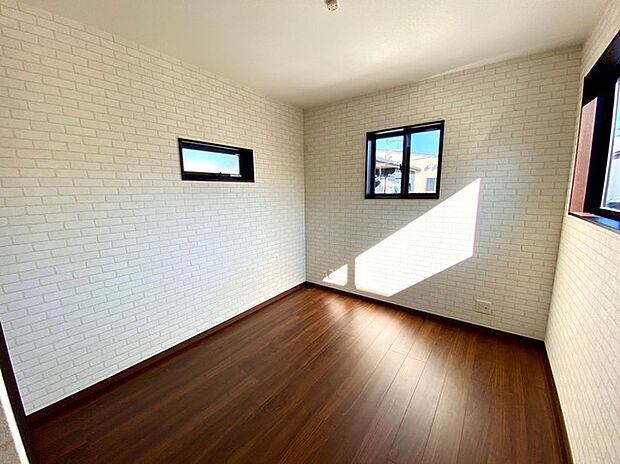 3面採光で室内を明るく保ちます。 落ち着いた色味の床と建具で リラックスできる空間を演出します。（2F洋室5.3帖）