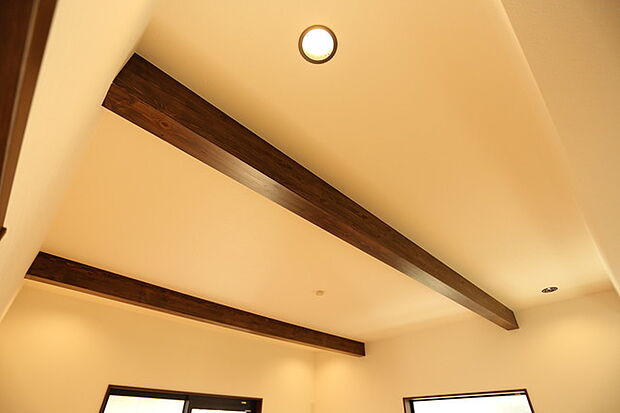 リビングは天井高一部約2．7Mと開放感溢れる設計。梁見せ天井で木の味わいもダイレクトに感じられます。（施工例）