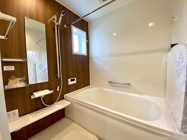 ハウステック　バスルーム「ルクレ」（施工例） お掃除簡単なフェイスクリン浴槽♪ 雨の日も安心の暖房換気乾燥機はもちろん標準装備！ ・ダウンライト ・高断熱浴槽 ・スマートラインバス 