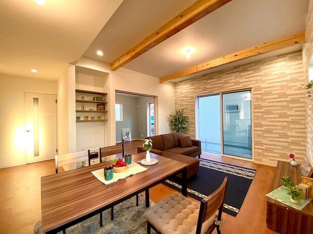 リビング天井高一部約2.7Mと広々（施工例） 木のぬくもりを感じる梁見せ仕様。