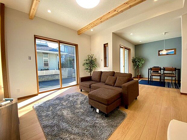 「北欧風スタイル」LDK(施工例) 1階窓2カ所に電動シャッター標準装備。家の中にいながら戸締りができるので便利で安全♪